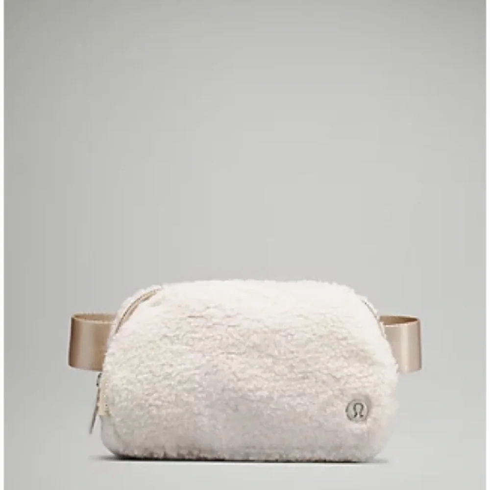 Lululemon Everywhere Belt Bag *Fleece in Natural/Ivory/Trench